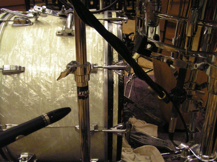 Druhej cmc6 omni na bottom snare a DPA 4006 s uprgradem