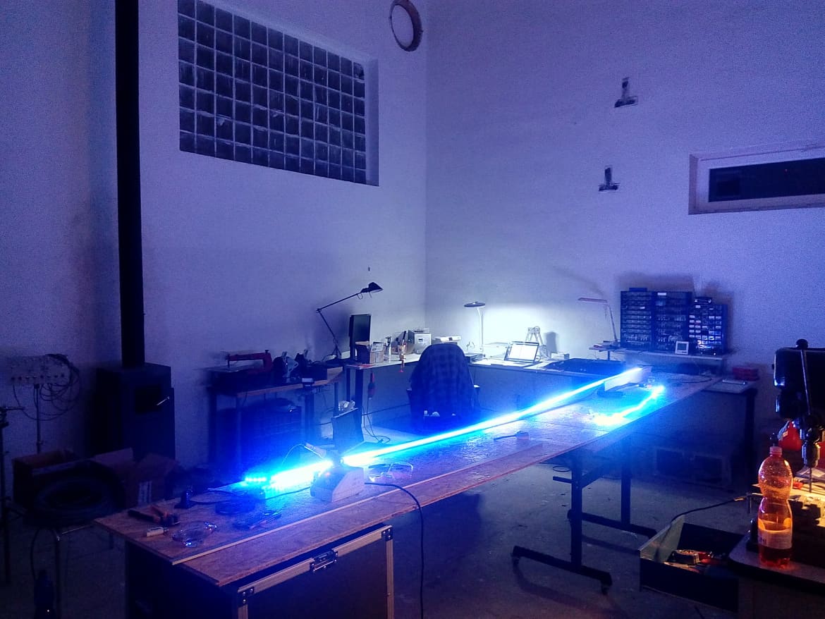 multi-atelier - vymalováno, práce na světelné instalaci